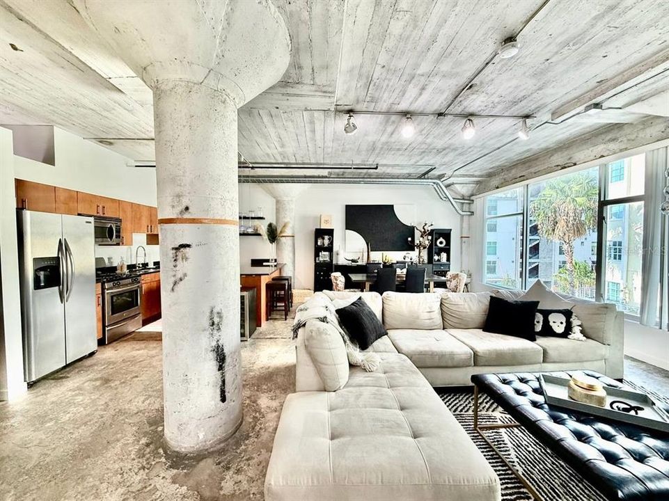 For Rent: $2,900 (1 beds, 1 baths, 1300 Square Feet)