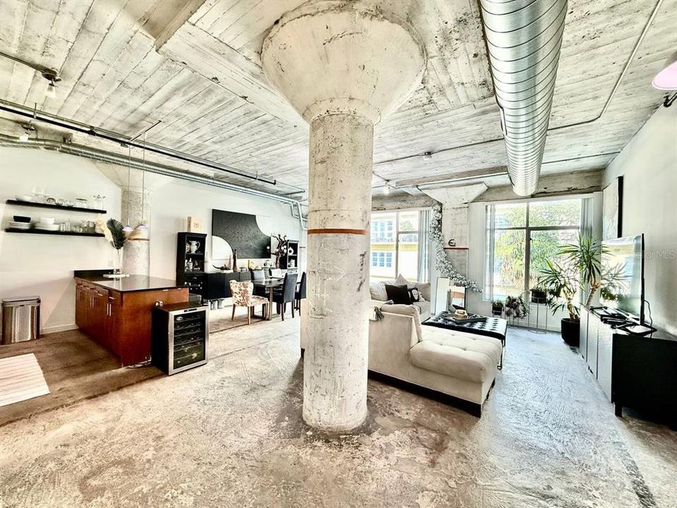 For Rent: $2,900 (1 beds, 1 baths, 1300 Square Feet)