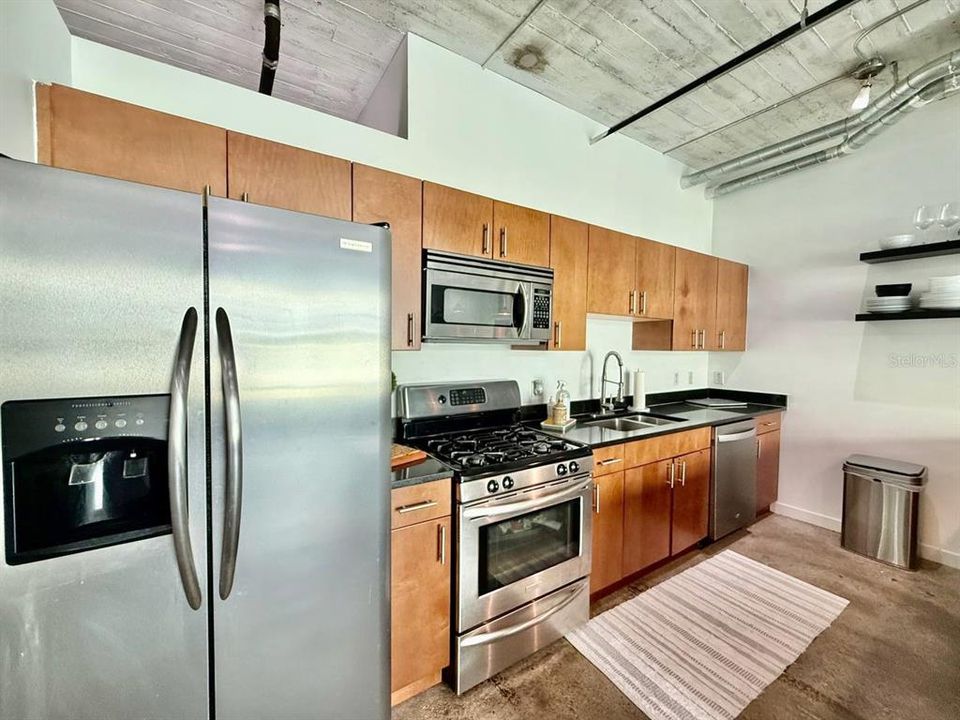 For Rent: $2,900 (1 beds, 1 baths, 1300 Square Feet)
