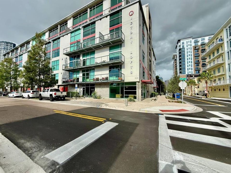 For Rent: $2,900 (1 beds, 1 baths, 1300 Square Feet)