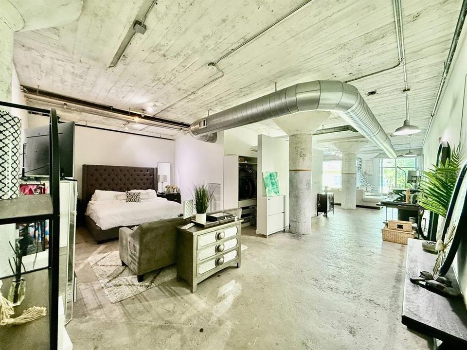 For Rent: $2,900 (1 beds, 1 baths, 1300 Square Feet)