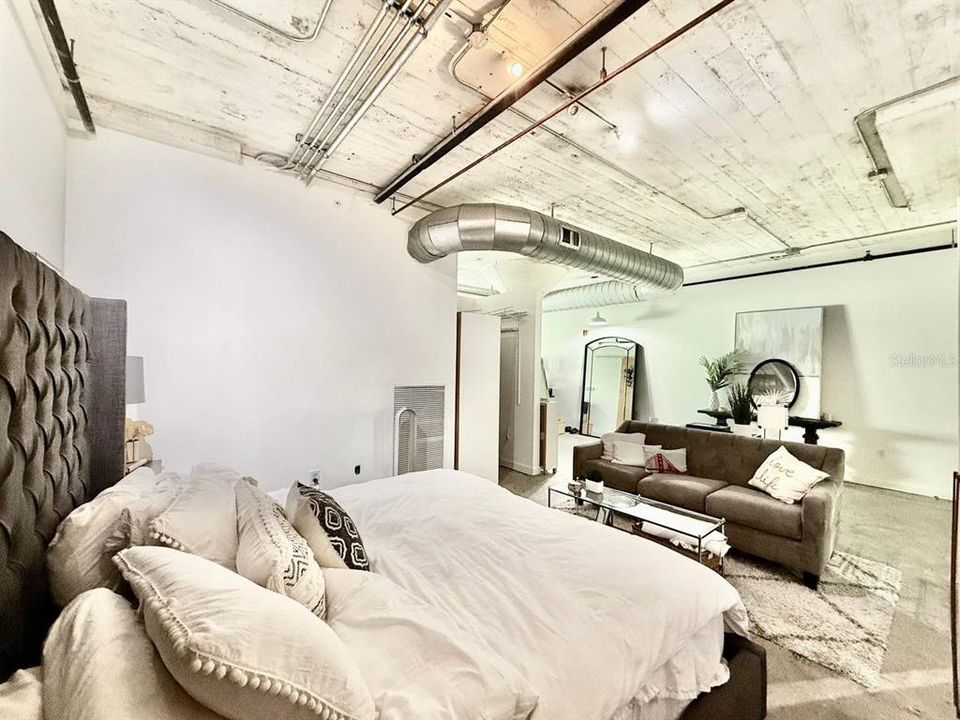 For Rent: $2,900 (1 beds, 1 baths, 1300 Square Feet)