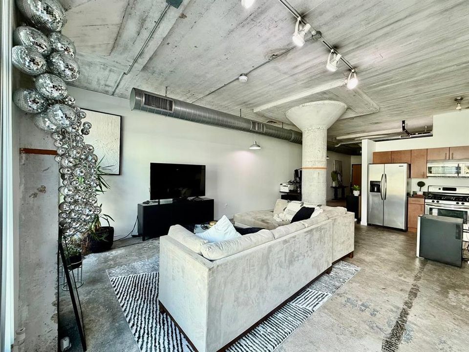 For Rent: $2,900 (1 beds, 1 baths, 1300 Square Feet)