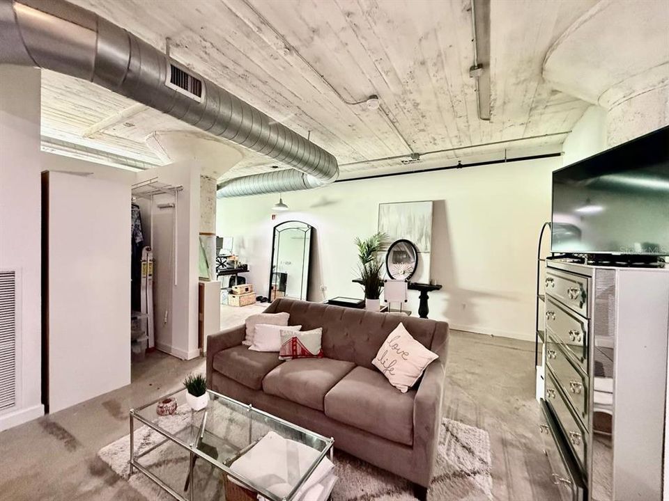 For Rent: $2,900 (1 beds, 1 baths, 1300 Square Feet)