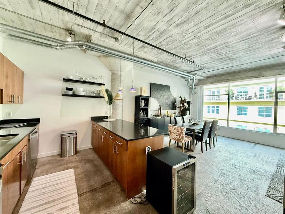 For Rent: $2,900 (1 beds, 1 baths, 1300 Square Feet)