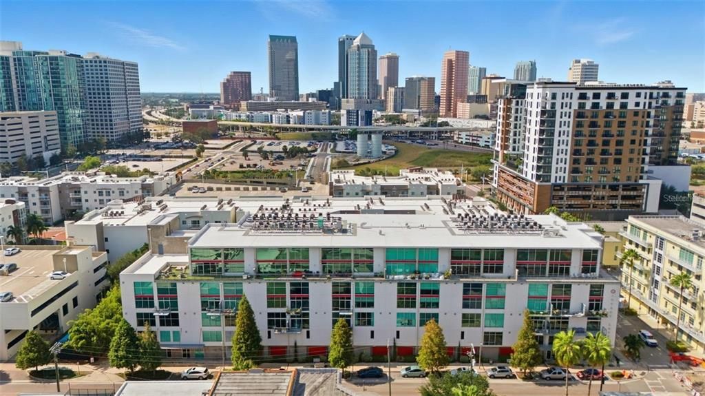 For Rent: $2,900 (1 beds, 1 baths, 1300 Square Feet)