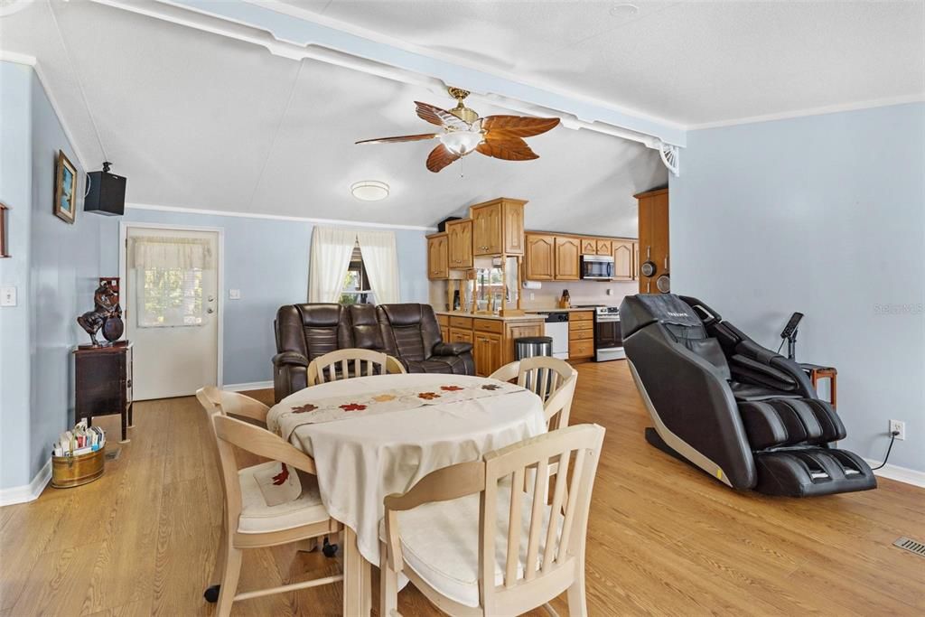 For Sale: $270,000 (3 beds, 2 baths, 1248 Square Feet)