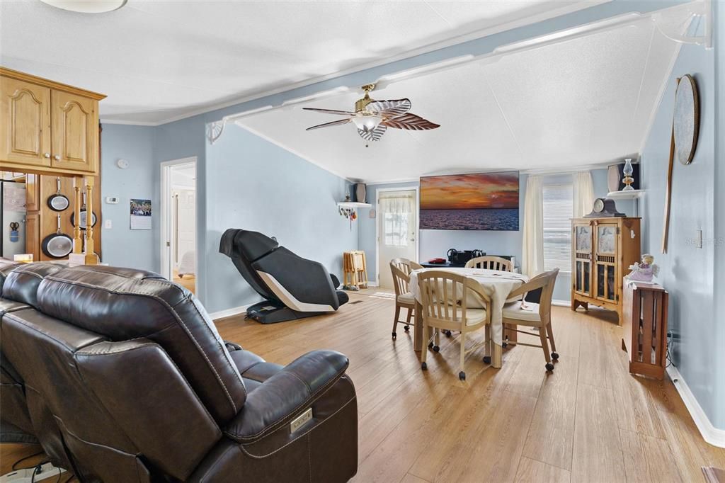 For Sale: $270,000 (3 beds, 2 baths, 1248 Square Feet)