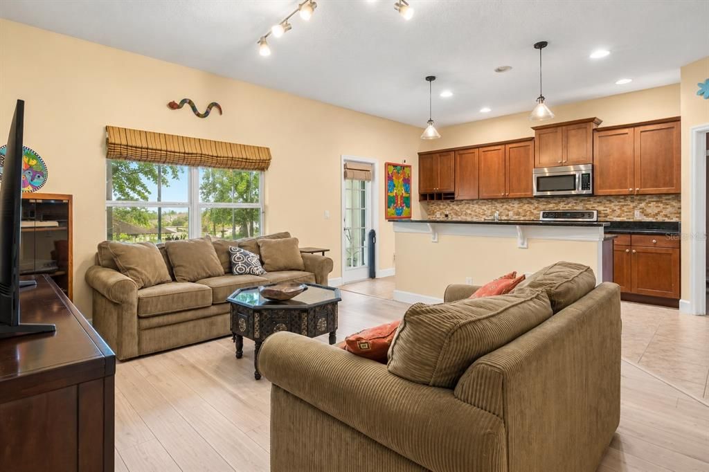 For Sale: $289,900 (3 beds, 2 baths, 1715 Square Feet)