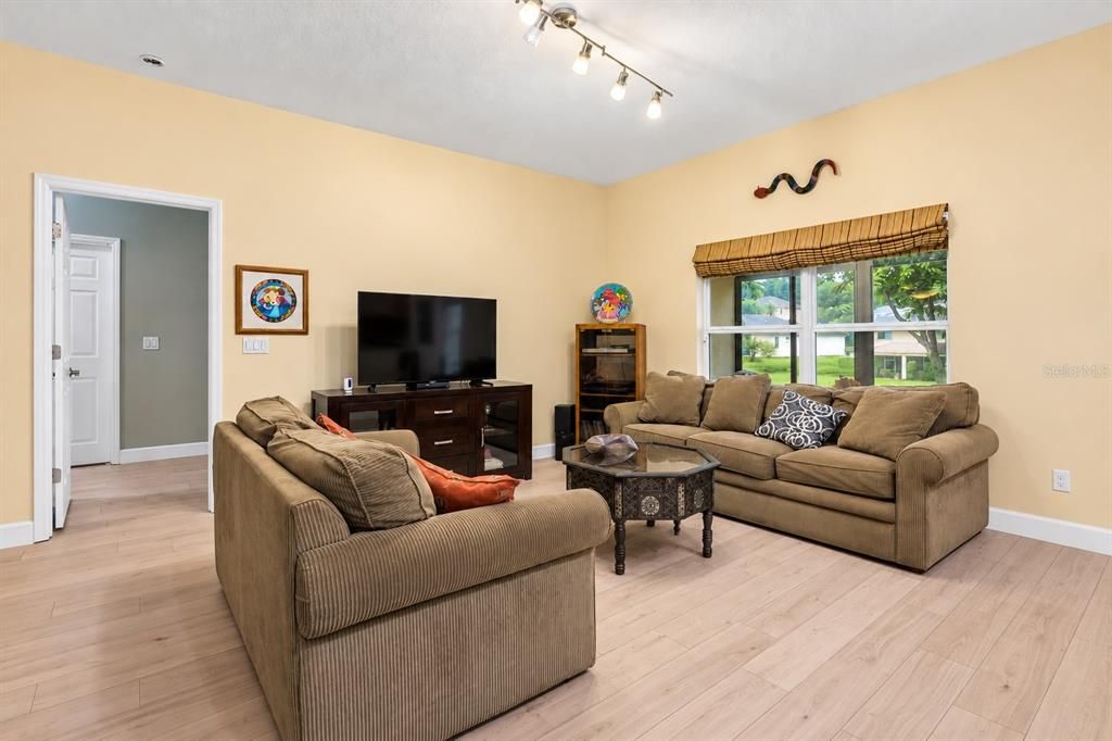 For Sale: $289,900 (3 beds, 2 baths, 1715 Square Feet)
