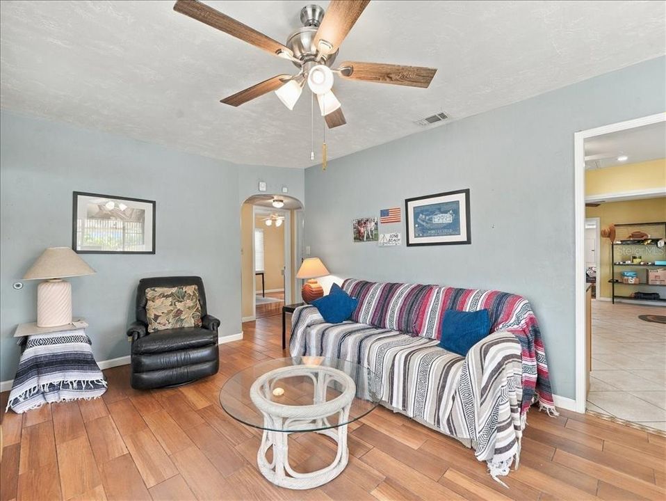 For Sale: $365,000 (3 beds, 1 baths, 1338 Square Feet)