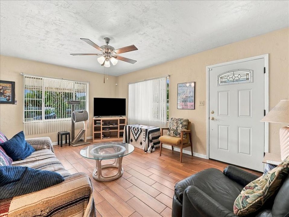 For Sale: $365,000 (3 beds, 1 baths, 1338 Square Feet)