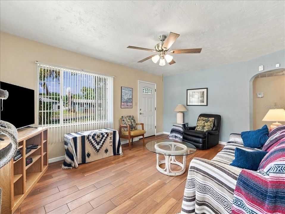 For Sale: $365,000 (3 beds, 1 baths, 1338 Square Feet)