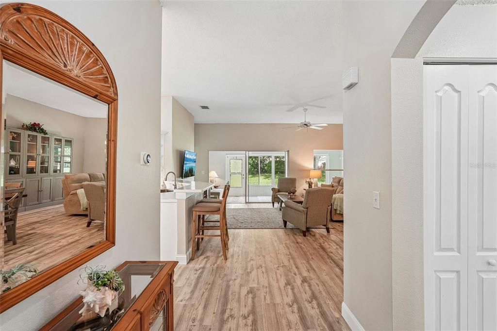 Activo con contrato: $229,900 (2 camas, 2 baños, 1405 Pies cuadrados)