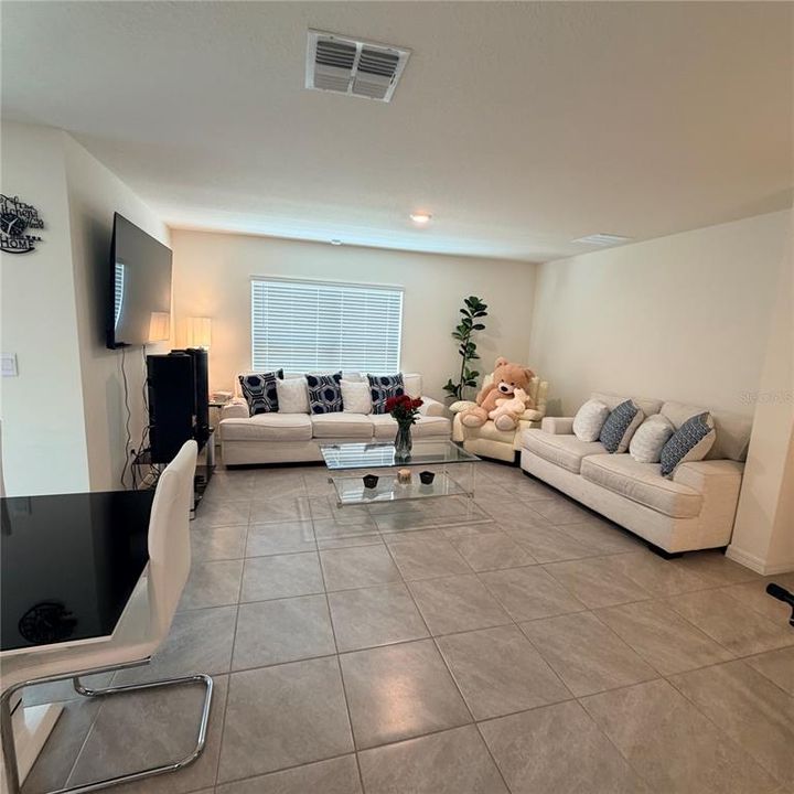 For Rent: $2,400 (4 beds, 2 baths, 1827 Square Feet)