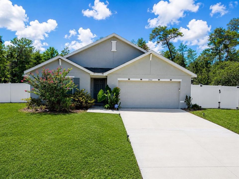 For Rent: $2,400 (4 beds, 2 baths, 1827 Square Feet)