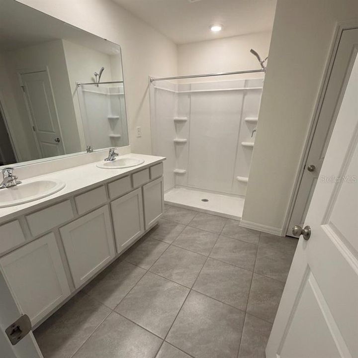 For Rent: $2,400 (4 beds, 2 baths, 1827 Square Feet)
