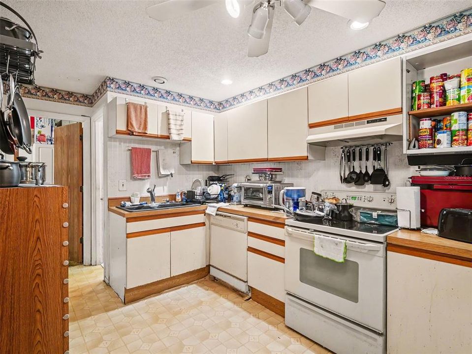 For Sale: $85,000 (2 beds, 1 baths, 840 Square Feet)