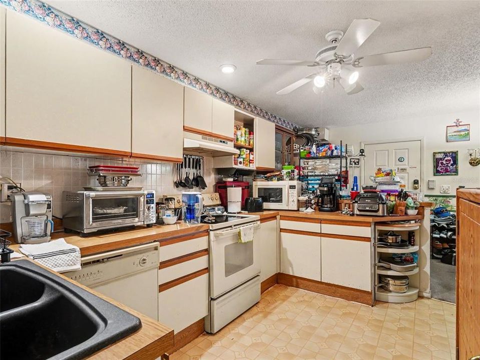 For Sale: $85,000 (2 beds, 1 baths, 840 Square Feet)