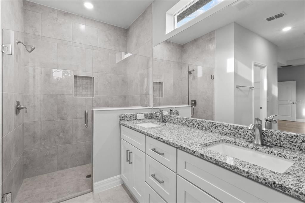 En Venta: $350,000 (4 camas, 3 baños, 1965 Pies cuadrados)