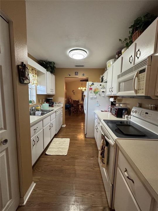 For Sale: $215,000 (3 beds, 2 baths, 1185 Square Feet)