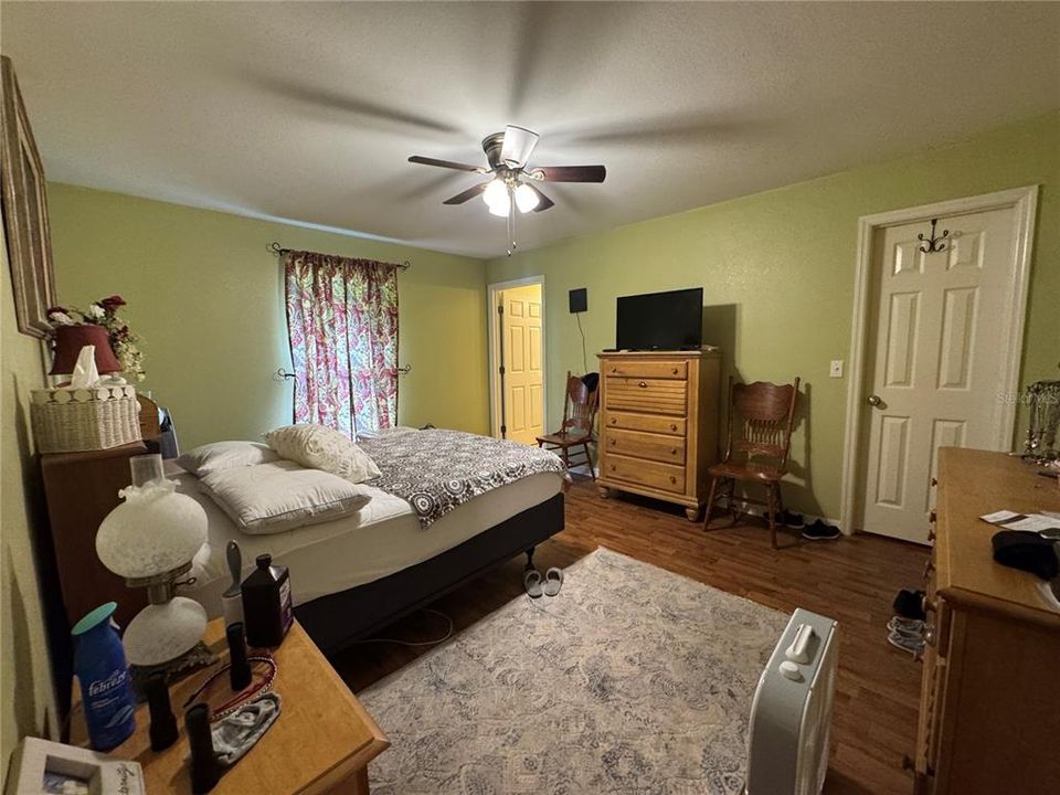 For Sale: $215,000 (3 beds, 2 baths, 1185 Square Feet)