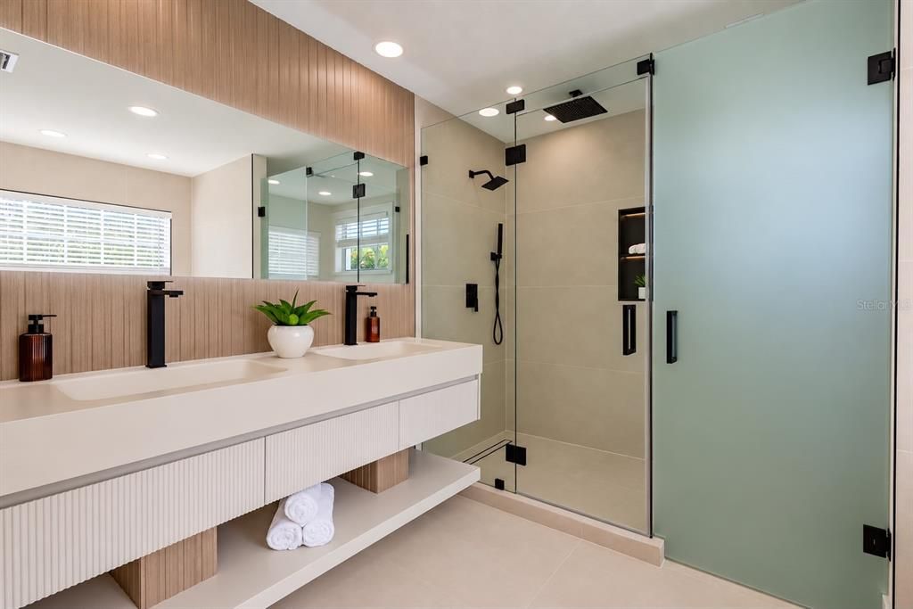 For Sale: $2,095,000 (4 beds, 2 baths, 2660 Square Feet)