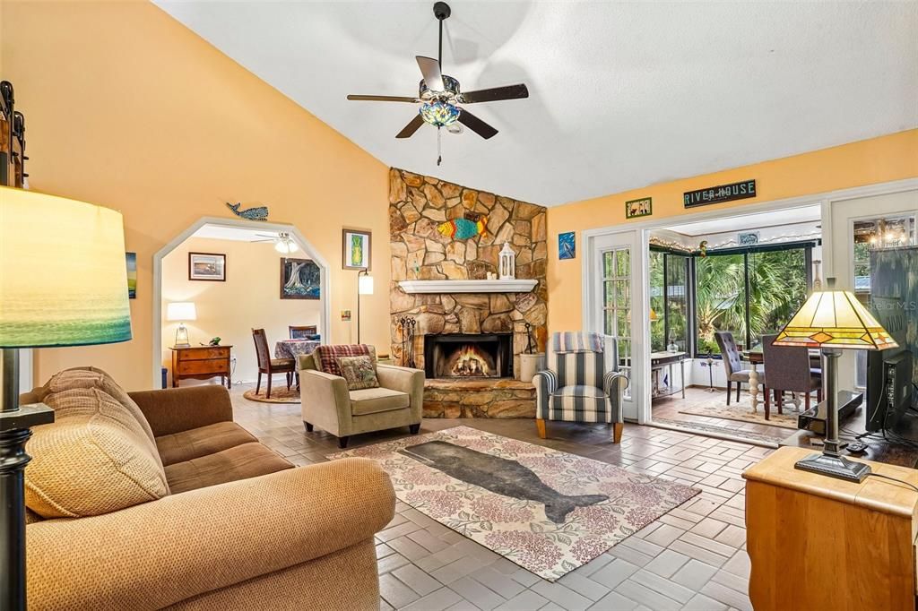 For Sale: $389,000 (2 beds, 2 baths, 1298 Square Feet)