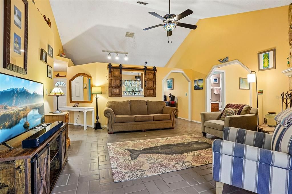 For Sale: $389,000 (2 beds, 2 baths, 1298 Square Feet)