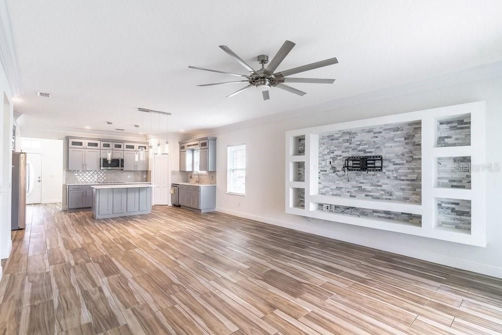 For Sale: $322,900 (4 beds, 2 baths, 1990 Square Feet)