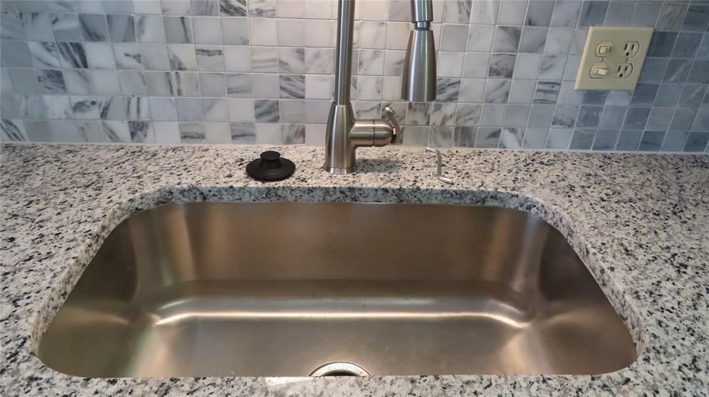 For Sale: $95,000 (1 beds, 1 baths, 825 Square Feet)