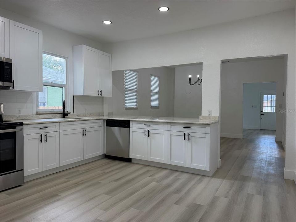 En Venta: $314,900 (4 camas, 2 baños, 1571 Pies cuadrados)