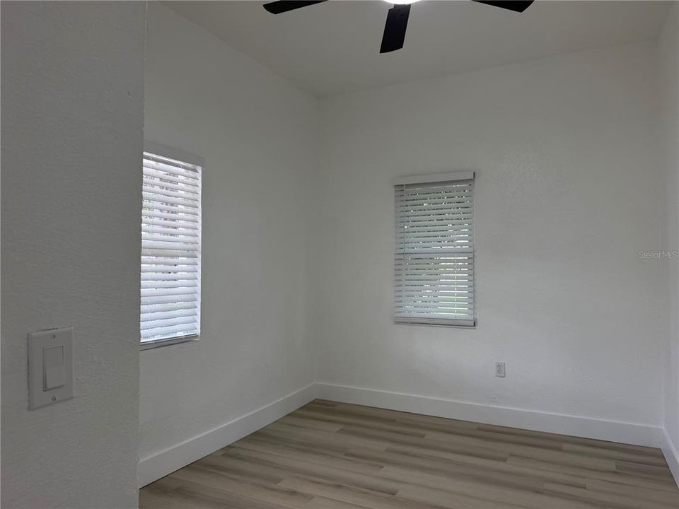 En Venta: $314,900 (4 camas, 2 baños, 1571 Pies cuadrados)