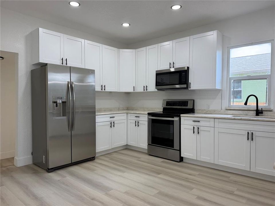 En Venta: $314,900 (4 camas, 2 baños, 1571 Pies cuadrados)