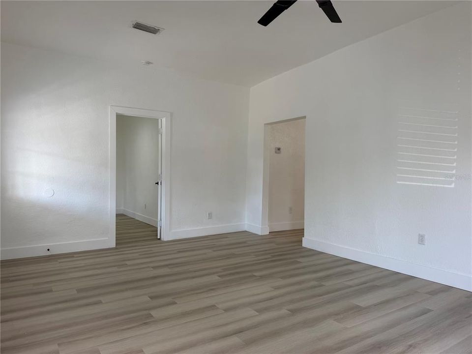 En Venta: $314,900 (4 camas, 2 baños, 1571 Pies cuadrados)