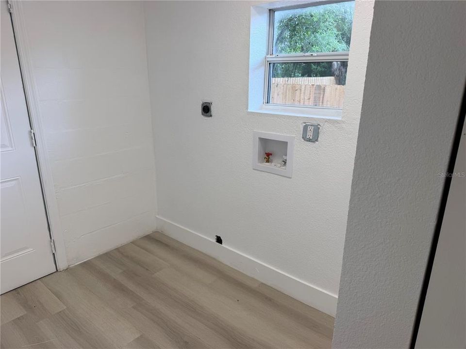 En Venta: $314,900 (4 camas, 2 baños, 1571 Pies cuadrados)