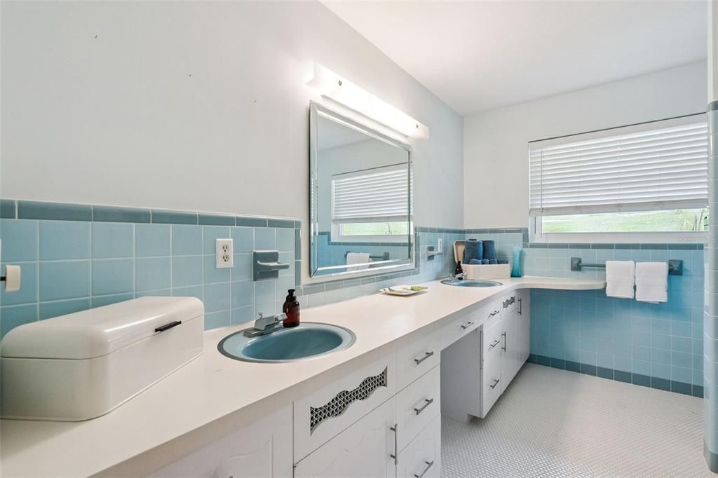 For Sale: $950,000 (4 beds, 3 baths, 4019 Square Feet)