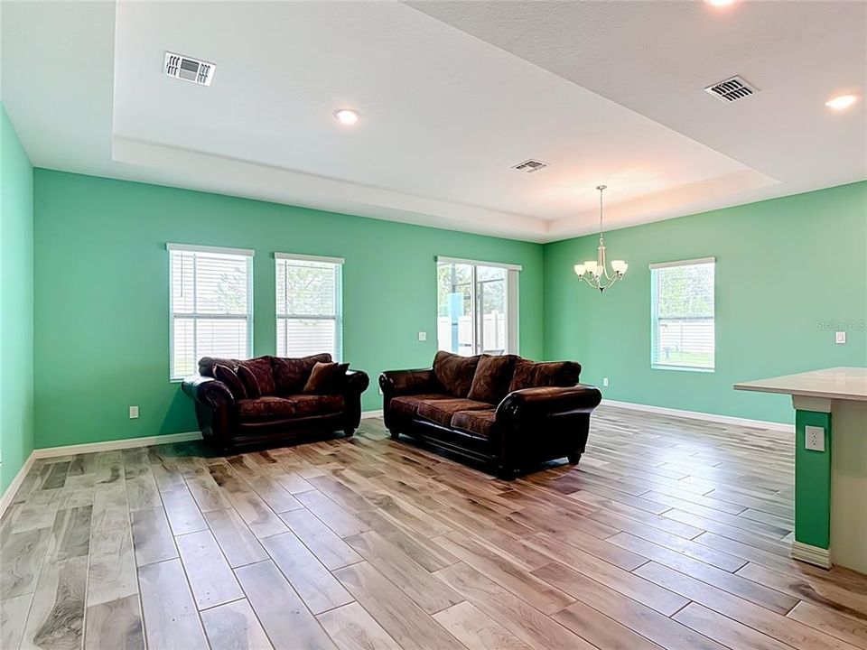 For Sale: $435,000 (3 beds, 2 baths, 1636 Square Feet)