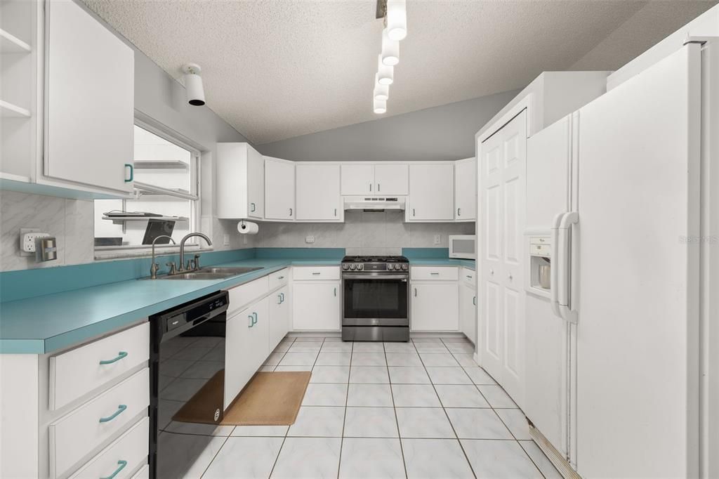 For Sale: $343,000 (3 beds, 2 baths, 1629 Square Feet)