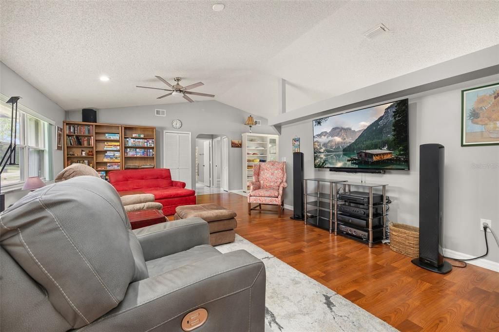 For Sale: $343,000 (3 beds, 2 baths, 1629 Square Feet)