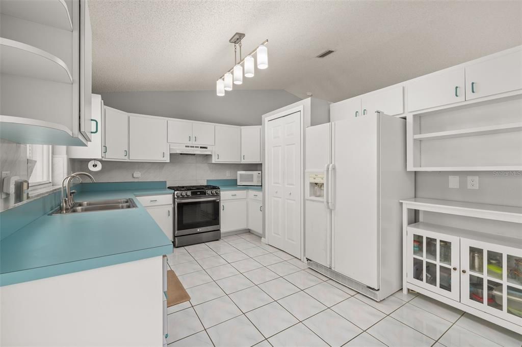 For Sale: $343,000 (3 beds, 2 baths, 1629 Square Feet)