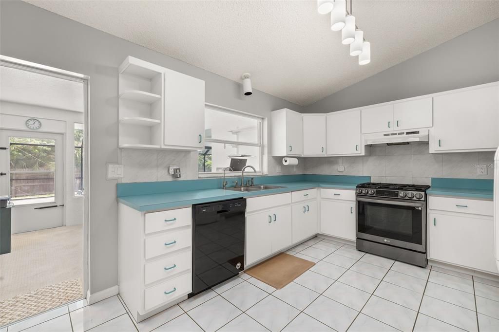 For Sale: $343,000 (3 beds, 2 baths, 1629 Square Feet)