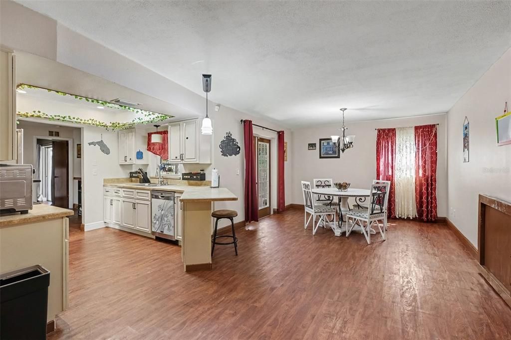 For Sale: $339,900 (3 beds, 2 baths, 1626 Square Feet)