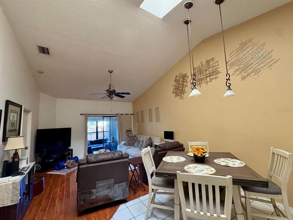 En Venta: $295,000 (2 camas, 2 baños, 1069 Pies cuadrados)
