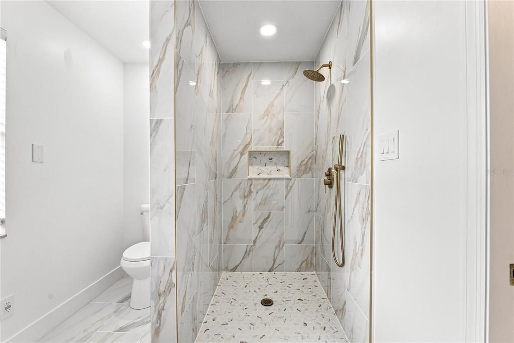 En Venta: $899,000 (4 camas, 3 baños, 2845 Pies cuadrados)