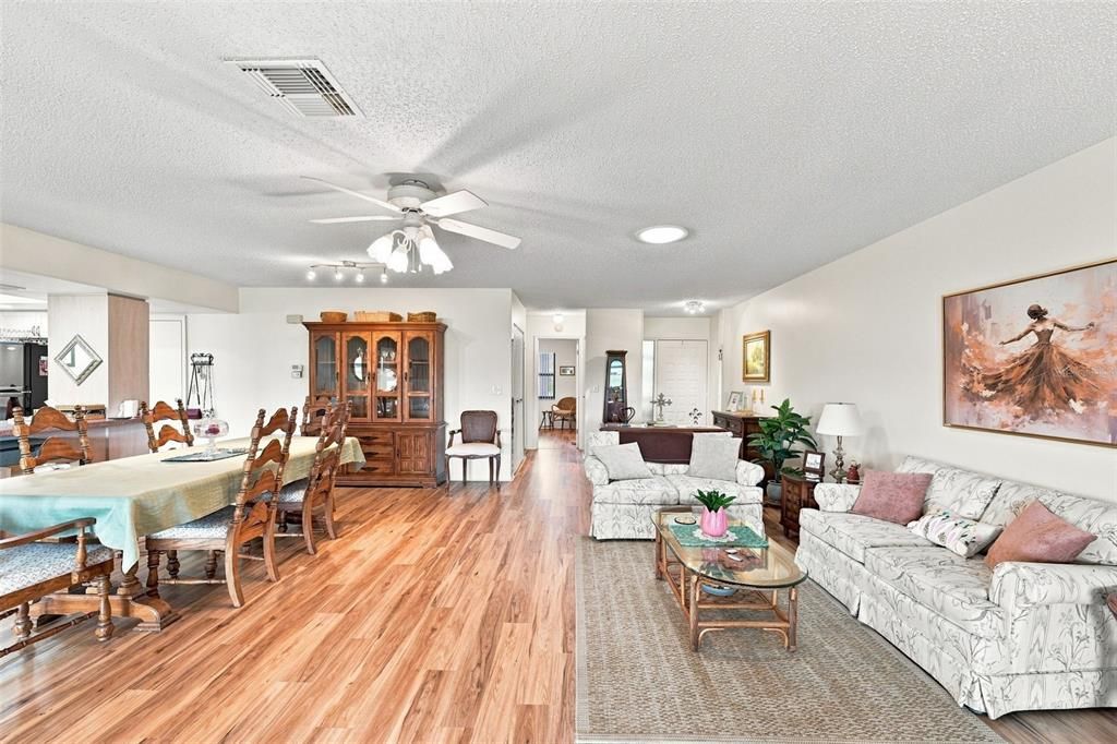 For Sale: $224,900 (2 beds, 2 baths, 1516 Square Feet)