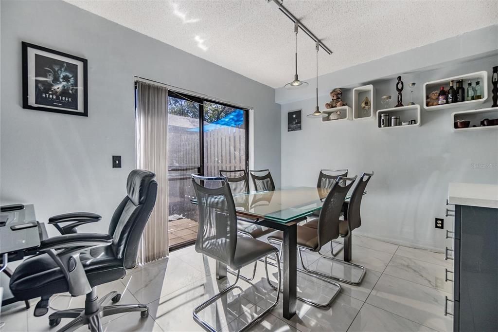 En Venta: $300,000 (3 camas, 2 baños, 1450 Pies cuadrados)
