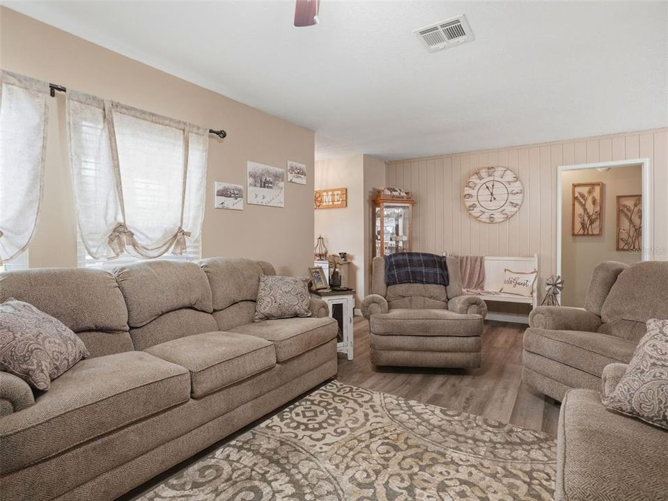 For Sale: $309,000 (2 beds, 2 baths, 1360 Square Feet)