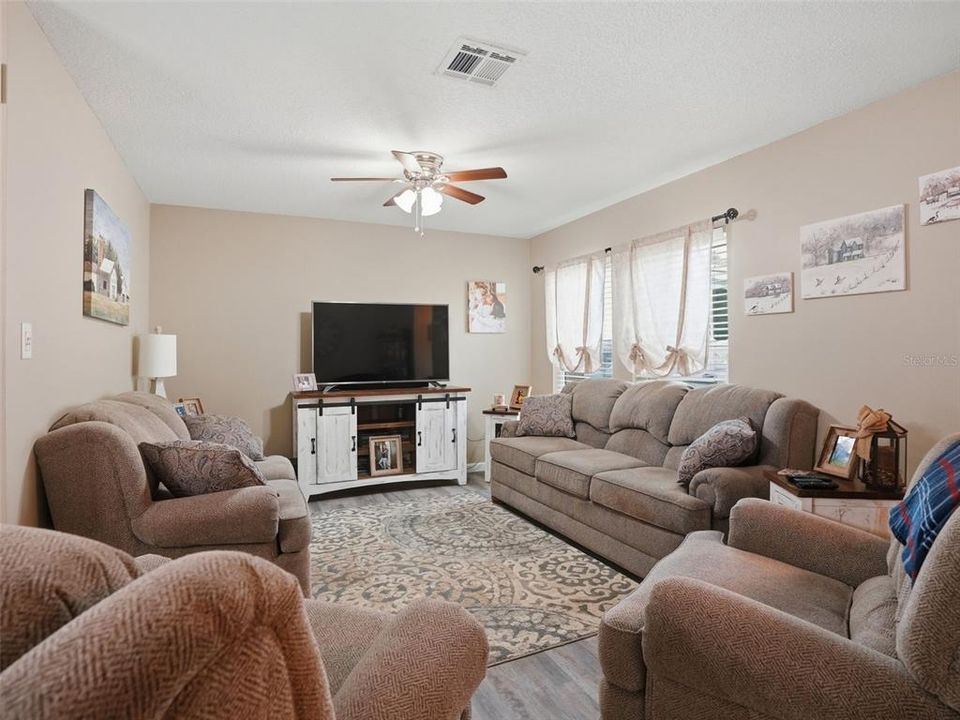 For Sale: $309,000 (2 beds, 2 baths, 1360 Square Feet)