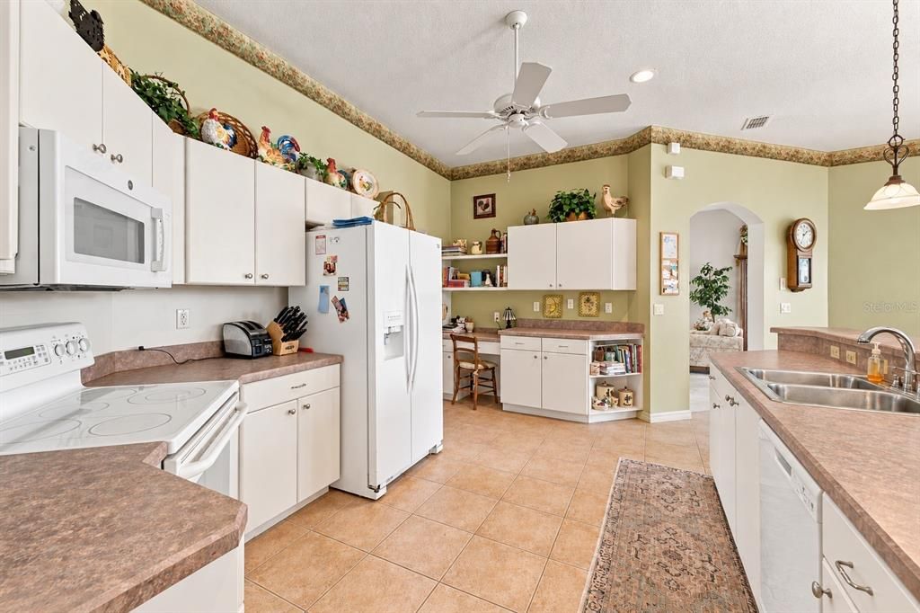 En Venta: $429,000 (4 camas, 2 baños, 2457 Pies cuadrados)